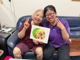 居服員與阿嬤的溫馨合影